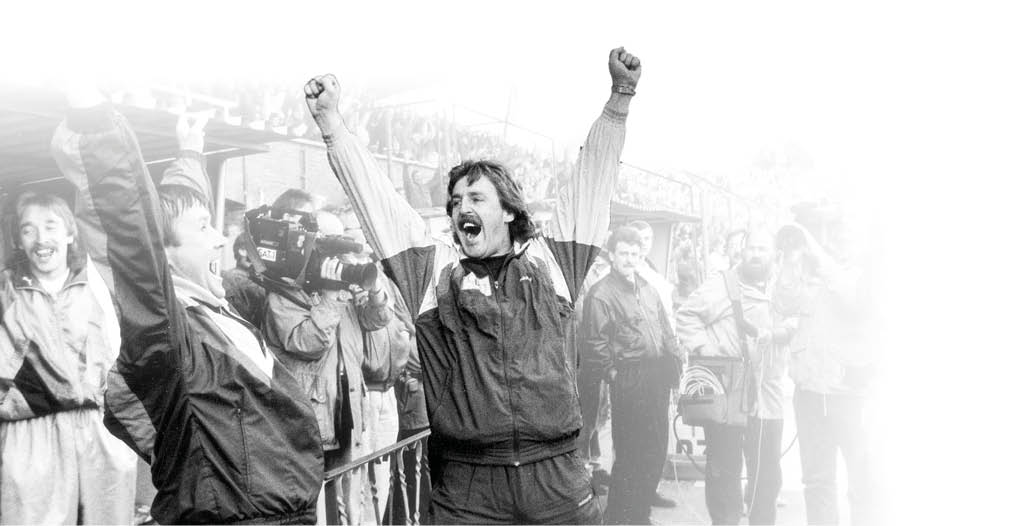 FC. Hansa Rostock gegen Dynamo Dresden (3:1), Mai 1991 in Rostock. Mit dem Sieg wurde Hansa Meister. Jubel bei Cheftrainer Uwe Reinders, der seine Arme hoch streckt (Mitte) und Co-Trainer J rgen Decker (links). Hansa Jubil um Hansa Meister Meisterschaft