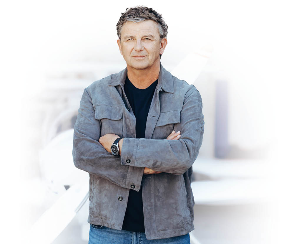 Gespannt wartet Dr. Martin Gruber (Hans Sigl) auf die Landung seiner Mutter.