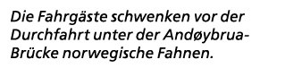 Die Fahrg ste schwenken vor der Durchfahrt unter der And ybrua Br cke norwegische Fahnen.