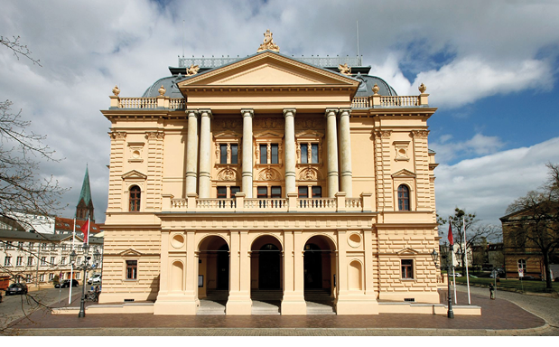 Frontalansicht des Mecklenburgischen Staatstheaters Schwerin bei Tageslicht.