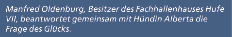 Manfred Oldenburg, Besitzer des Fachhallenhauses Hufe VII, beantwortet gemeinsam mit H ndin Alberta die Frage des Gl ...