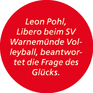 Leon Pohl, Libero beim SV Warnem nde Volleyball, beantwortet die Frage des Gl cks.