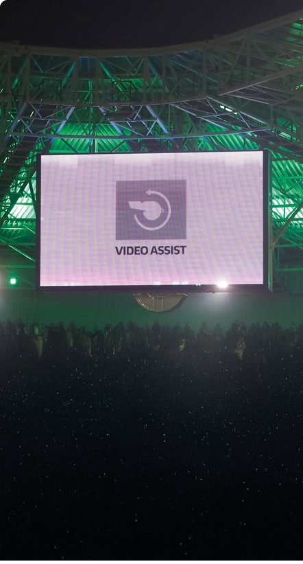 M nchengladbach, Deutschland 28. November 2025: 1. BL - 2025/2026 - Borussia M nchengladbach vs. RB Leipzig Im Bild: Video Assist / Videoschiedsrichter / Video Assistent // DFL regulations prohibit any use of photographs as image sequences and/or quasi-video. //