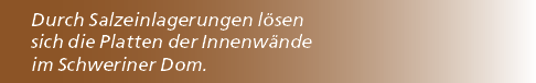 Durch Salzeinlagerungen l sen sich die Platten der Innenw nde im Schweriner Dom.