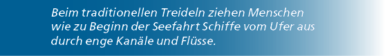 Beim traditionellen Treideln ziehen Menschen wie zu Beginn der Seefahrt Schiffe vom Ufer aus durch enge Kan le und Fl...