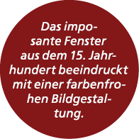 Das imposante Fenster aus dem 15. Jahrhundert beeindruckt mit einer farbenfrohen Bildgestaltung.
