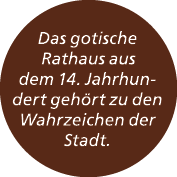 Das gotische Rathaus aus dem 14. Jahrhundert geh rt zu den Wahrzeichen der Stadt.