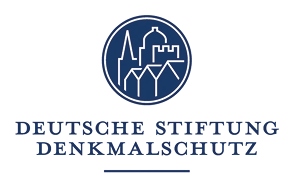 Logo der Deutschen Stiftung Denkmalschutz mit stilisierten Geb uden in einem blauen Kreis und dem Schriftzug darunter. Beschreibung von KI generiert