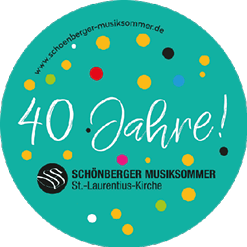 T rkisfarbener runder Hintergrund mit bunten Punkten und dem Text 40 Jahre Sch nberger Musiksommer St.-Laurentius-Kirche sowie der Webseite schoenberger-musiksommer.de. Beschreibung von KI generiert