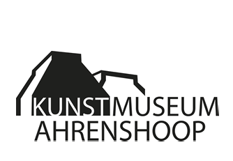 Das Logo zeigt stilisierte Geb ude mit dem Schriftzug Kunstmuseum Ahrenshoop in klaren, modernen Buchstaben. Beschreibung von KI generiert