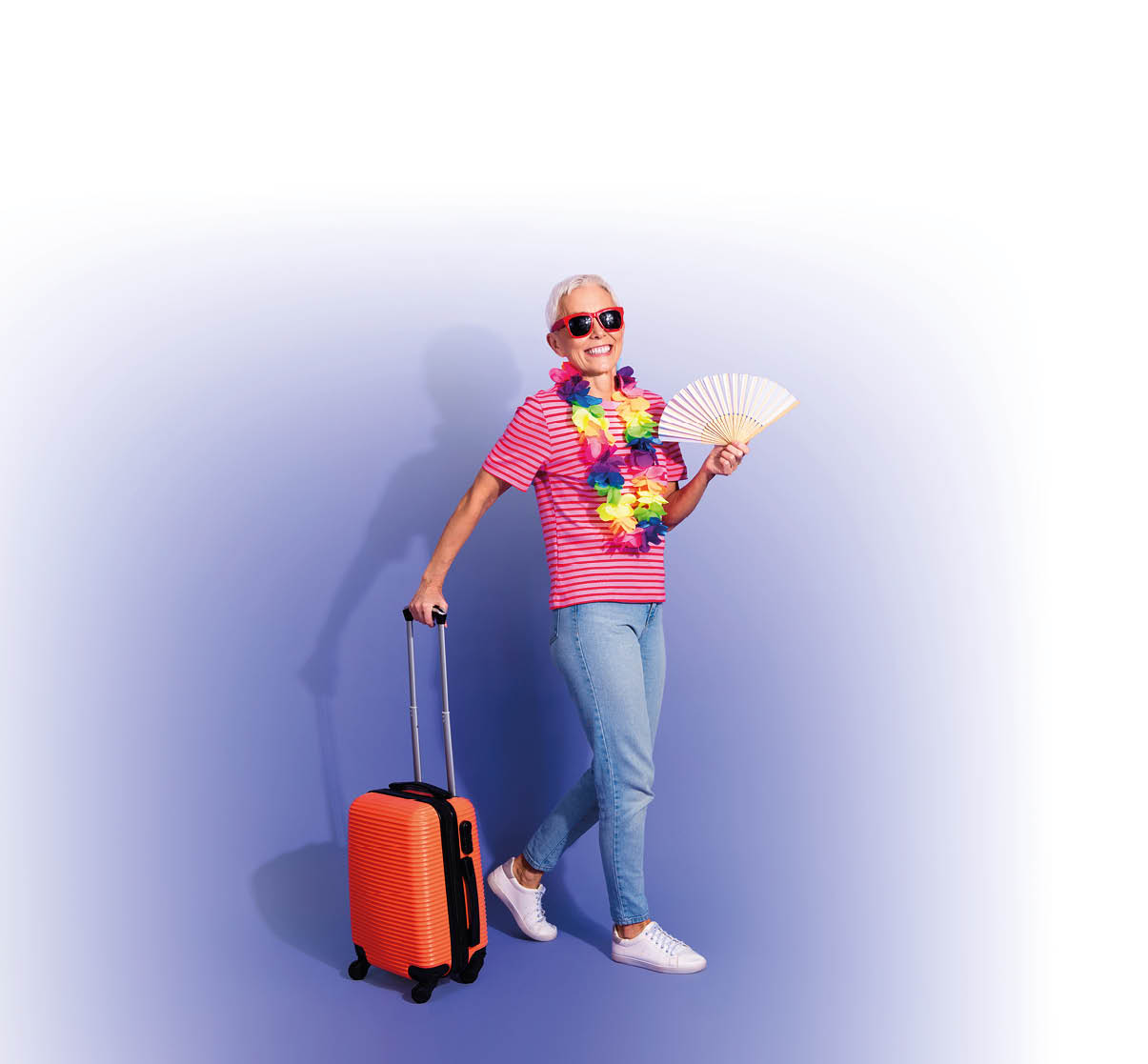 Eine Person mit kurzen Haaren tr gt eine bunte Blumenkette, eine rot-wei gestreifte Bluse, Jeans und wei e Schuhe, h lt einen F cher in der Hand und zieht einen orangen Koffer hinter sich her.  Beschreibung von KI generiert