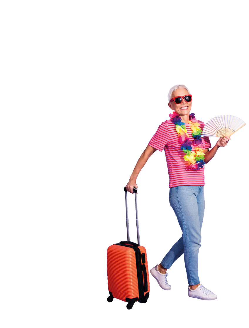 Eine Seniorperson tr gt eine bunte Blumenkette und Sonnenbrille, h lt einen F cher und zieht einen orangenen Rollkoffer. Beschreibung von KI generiert
