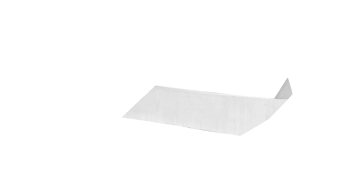 Ein wei es, leicht gebogenes rechteckiges Blatt Papier liegt auf einem wei en Hintergrund. Beschreibung von KI generiert