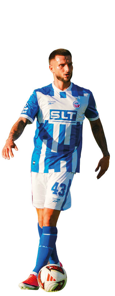 Eine Person in einem blau-wei en Fu balltrikot und wei en Shorts steht mit einem Fu ball am Fu auf einem wei en Hintergrund.  Beschreibung von KI generiert