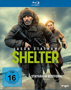 Zwei Personen in Winterkleidung rennen an einem st rmischen Strand, eine h lt ein Gewehr, auf dem Cover eines Blu-ray-Films mit dem Titel Shelter. Beschreibung von KI generiert