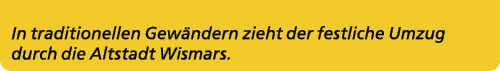 In traditionellen Gew ndern zieht der festliche Umzug durch die Altstadt Wismars.