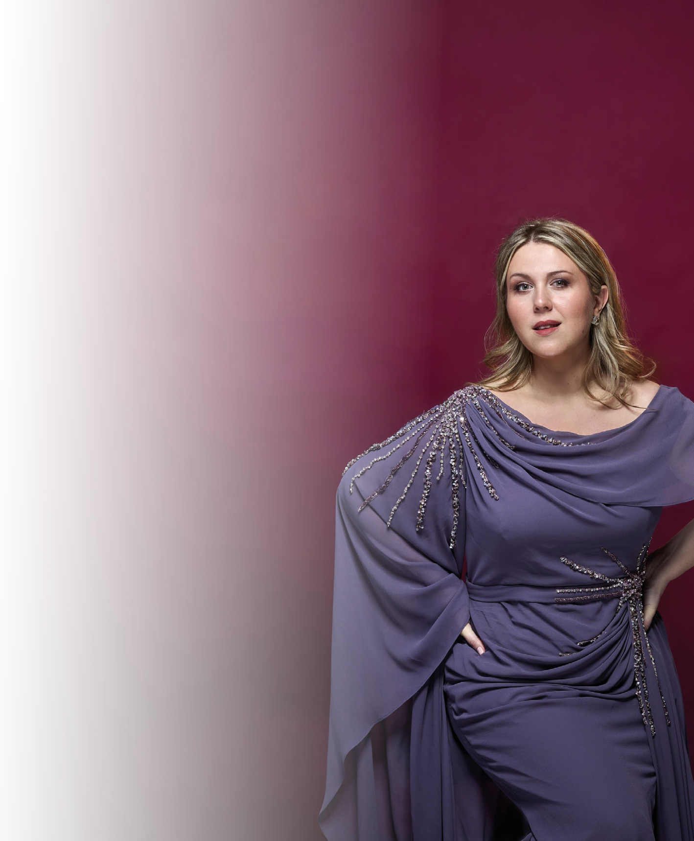 Eine Person mit langen, hellen Haaren tr gt ein elegantes, flie endes, violettes Kleid mit glitzernden Verzierungen auf einem einfarbigen, dunklen Hintergrund. Beschreibung von KI generiert