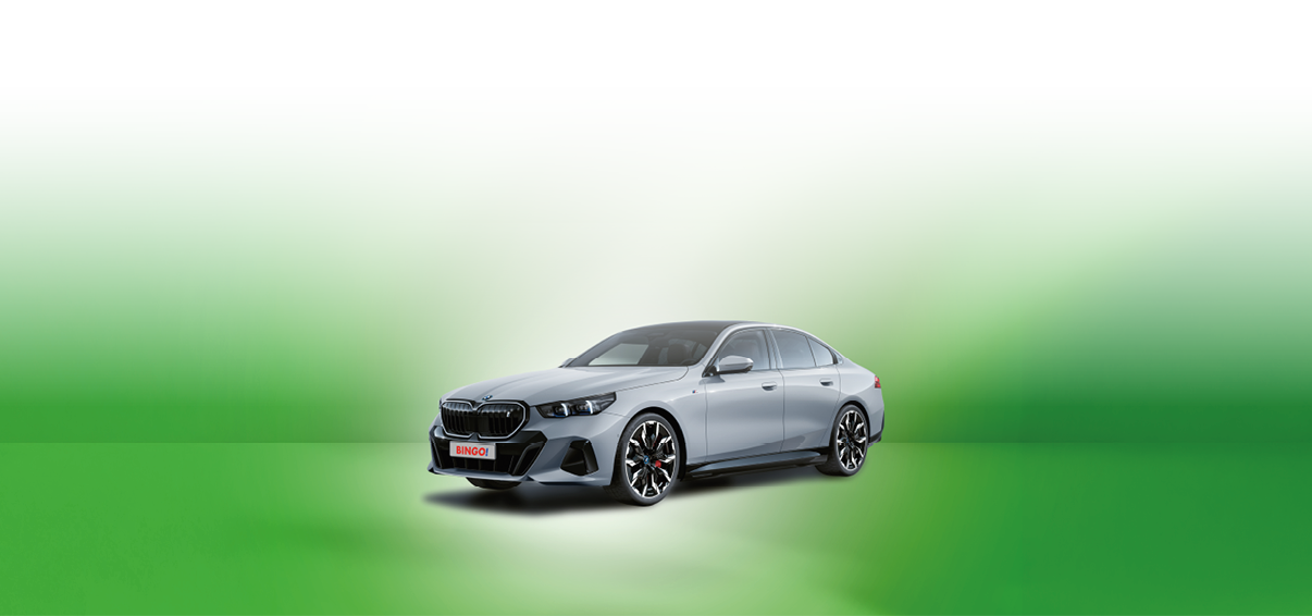 Ein silbernes Sportauto steht auf einem gr nen Hintergrund mit einem hellen Lichtschein dar ber. Beschreibung von KI generiert