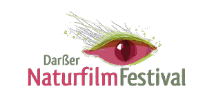 Ein stilisiertes Auge mit gr nen und roten Farbakzenten und der Schriftzug Dar er Naturfilm Festival in verschiedenen Schriftgr en und Farben.  Beschreibung von KI generiert