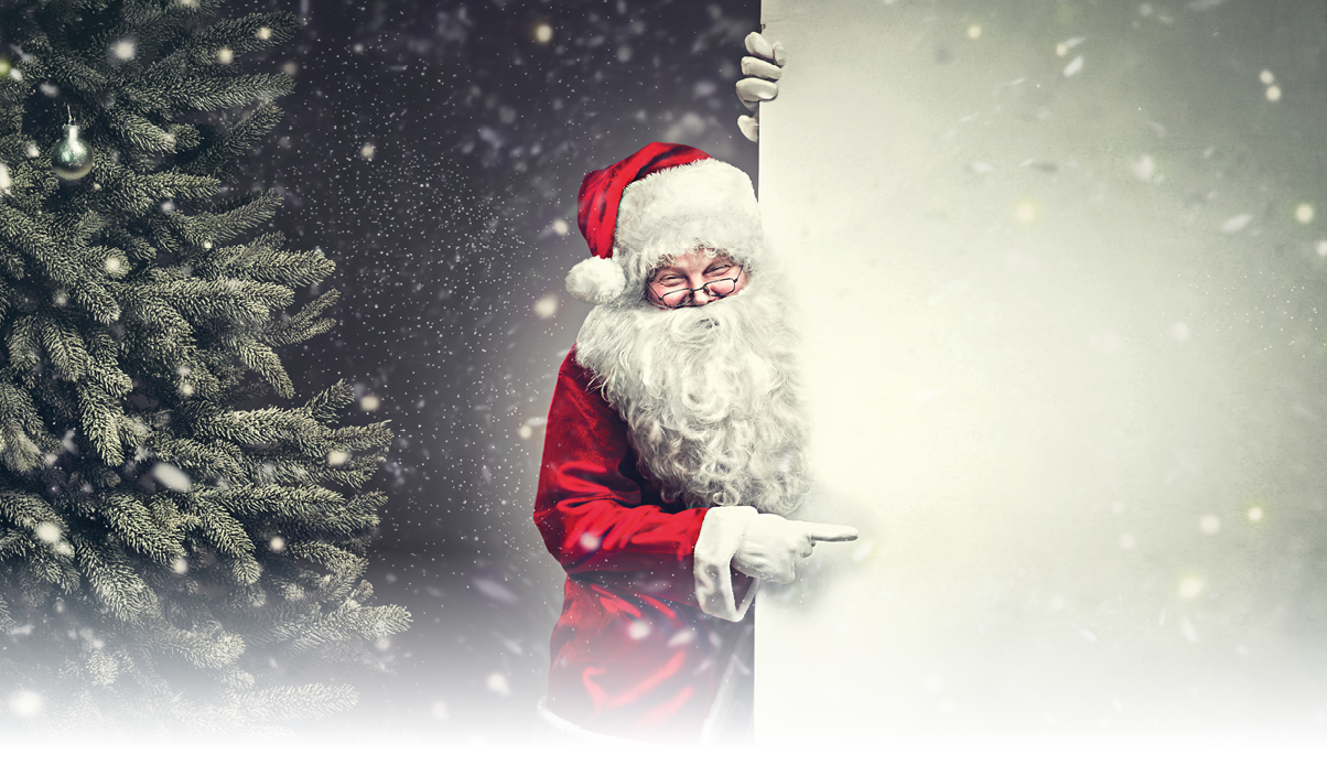 Eine Person in einem Weihnachtsmannkost m steht neben einem Weihnachtsbaum und h lt ein gro es wei es Schild, w hrend Schneeflocken fallen. Beschreibung von KI generiert
