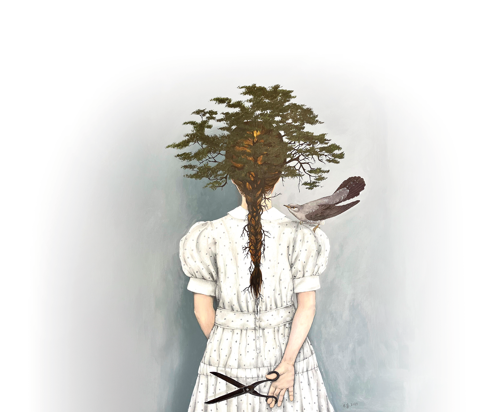 Eine Person in einem wei en Kleid steht mit dem R cken zur Kamera, hat anstelle eines Kopfes einen Baum mit Wurzeln und h lt eine gro e Schere hinter dem R cken, w hrend ein Vogel auf der Schulter sitzt. Beschreibung von KI generiert