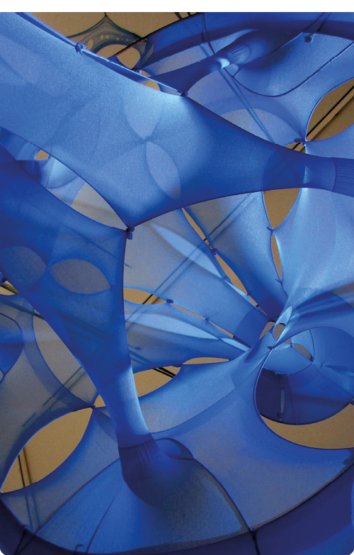 Ein abstraktes, blaues, transparentes Gewebe mit runden Aussparungen und organischen Formen, das an der Decke befestigt ist. Beschreibung von KI generiert