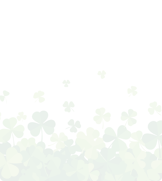 Hellgr ne Kleebl tter in verschiedenen Gr en bilden ein Muster auf wei em Hintergrund.  Beschreibung von KI generiert